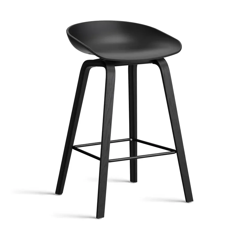 About a Stool 32 Low Barhocker schwarzes Eichen­gestell 2.0 Schwarz-schwarze Stahlstütze by HAY – product photo
