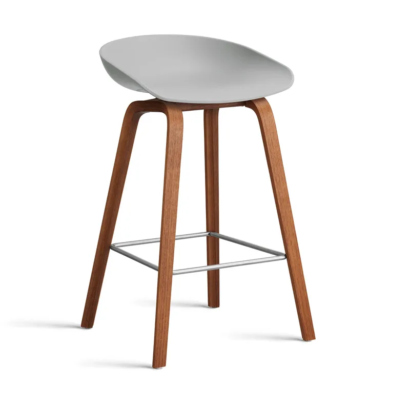 About a Stool 32 Low Barhocker Walnussgestell 2.0 Concrete grey-Edelstahlstütze fra HAY – produktbillede