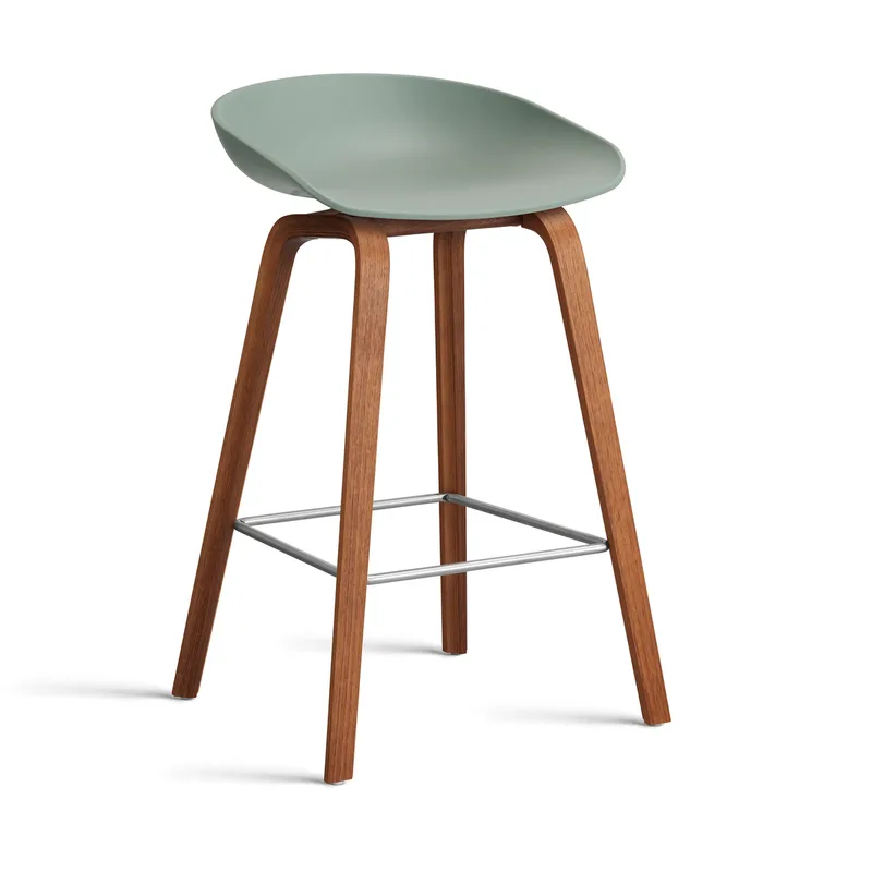 About a Stool 32 Low Barhocker Walnussgestell 2.0 Fall green-Edelstahlstütze fra HAY – produktbillede
