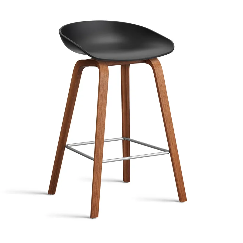 About a Stool 32 Low Barhocker Walnussgestell 2.0 Schwarz-Edelstahlstütze by HAY – product photo