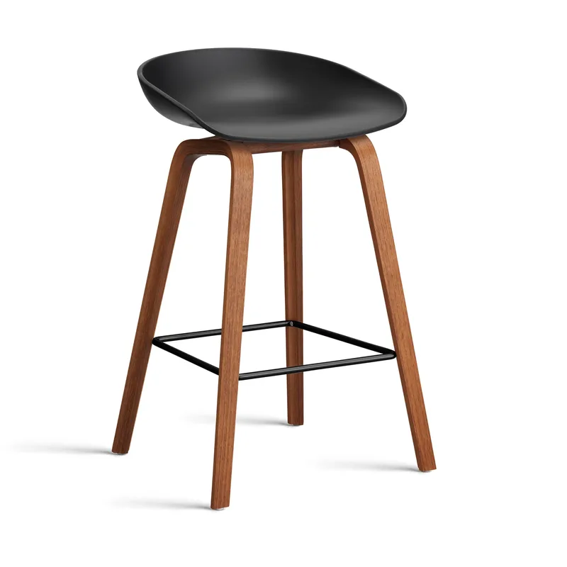 About a Stool 32 Low Barhocker Walnussgestell 2.0 Schwarz-schwarz Stahlstütze von HAY – Produktfoto