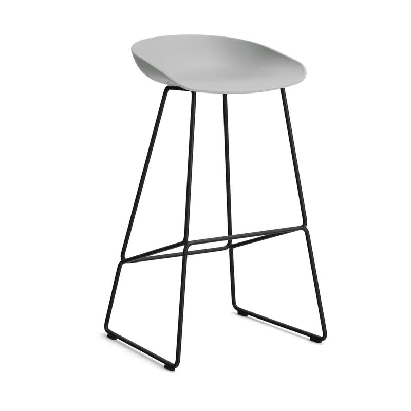 About a Stool 38 High Barhocker 2.0 Concrete grey-schwarzes Stahlgestell från HAY – produktbild