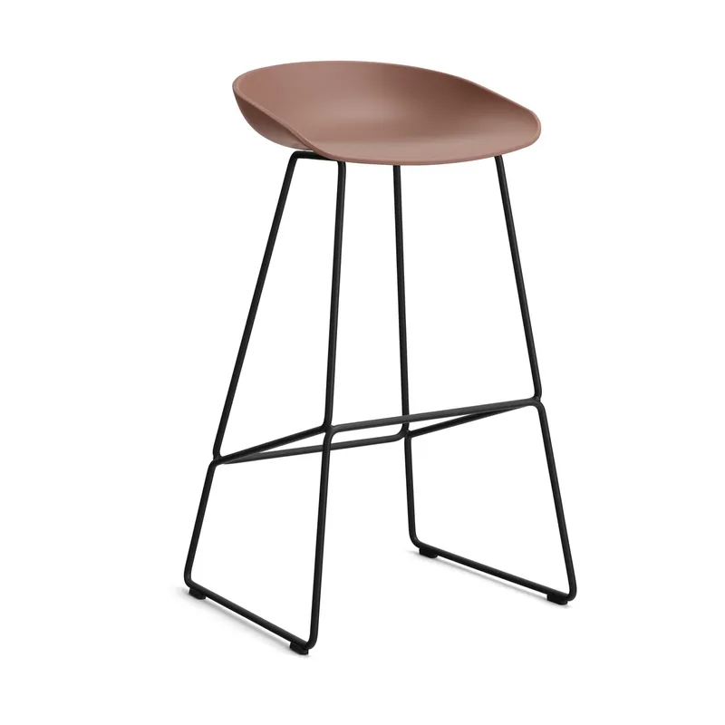 About a Stool 38 High Barhocker 2.0 Soft brick-schwarzes Stahlgestell by HAY – product photo