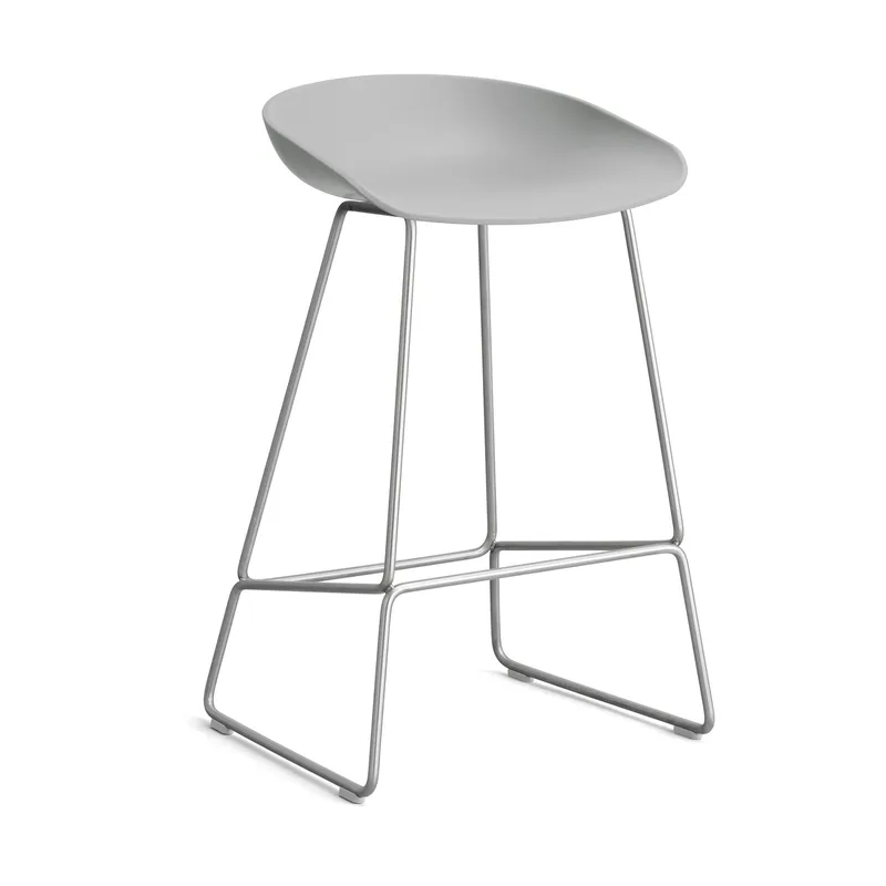 About a Stool 38 Low Barhocker 2.0 Concrete grey-Edelstahlgestell från HAY – produktbild