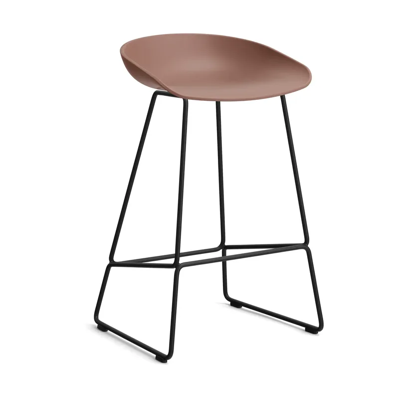 About a Stool 38 Low Barhocker 2.0 Soft brick-schwarzes Stahlgestell by HAY – product photo