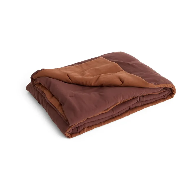 Air Quilt Decke Iron red, 140x200 cm från HAY – produktbild