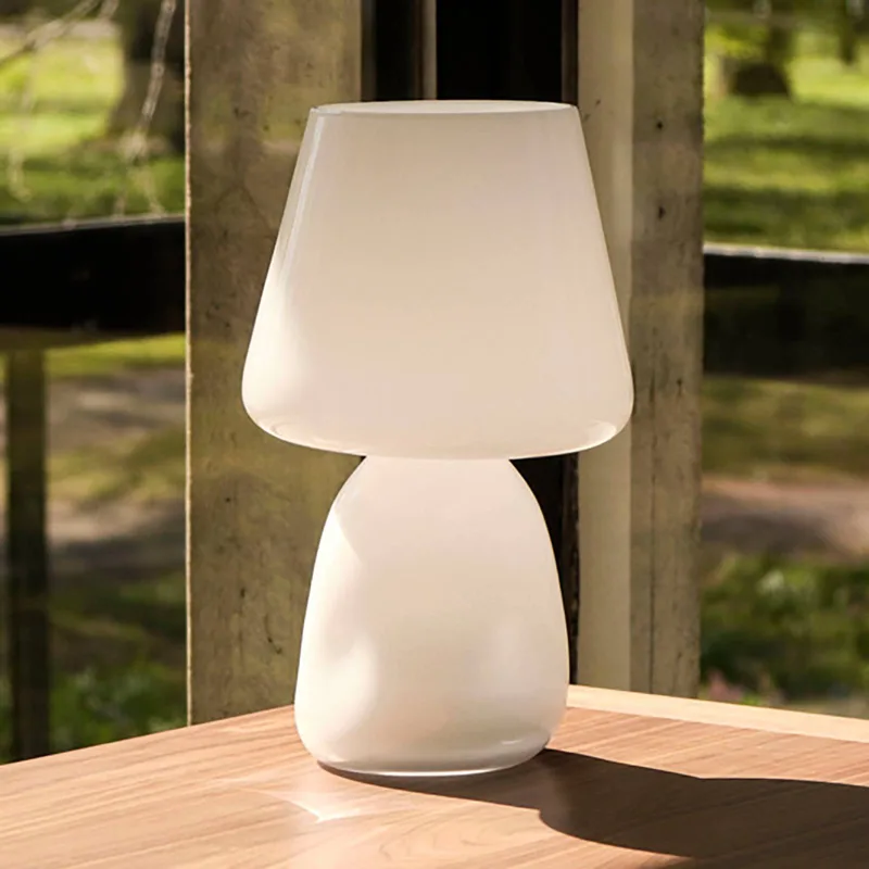 Oscar bordslampa av glas, vit från HAY i Wit opaal – produktbild