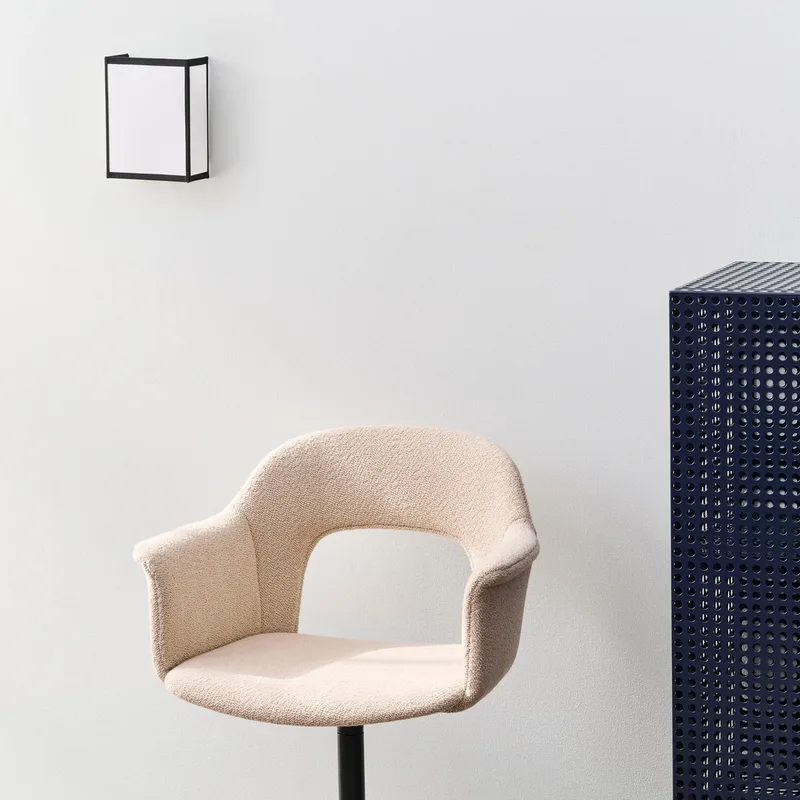 Ava wandlamp, wit/zwart, hoogte 21 cm, stekker, E14 fra HAY – produktbillede