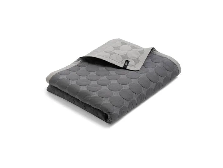 Couvre-lit Mega Dot organic 260x260 cm Dark grey de HAY – photo du produit
