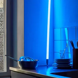 LED-buislamp Neon Tube, PVC, lengte 1,5 m, stekker fra HAY i Blå – produktbillede 2 af 3