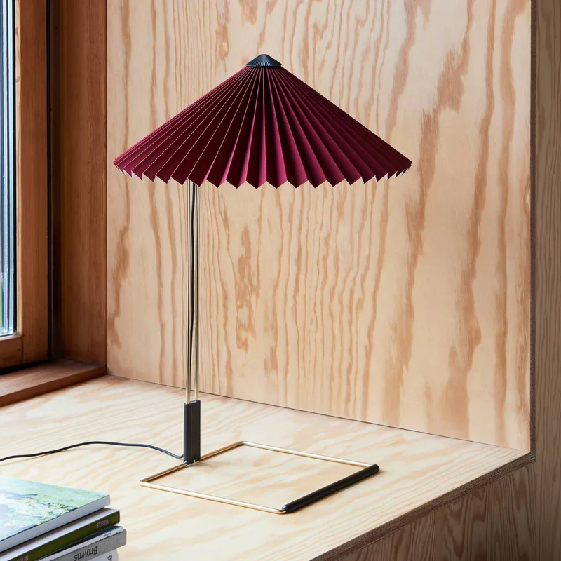 LED tafellamp Matin, donkerrood/messing, hoogte 38 cm by HAY in Oxide rood, Brass – product photo