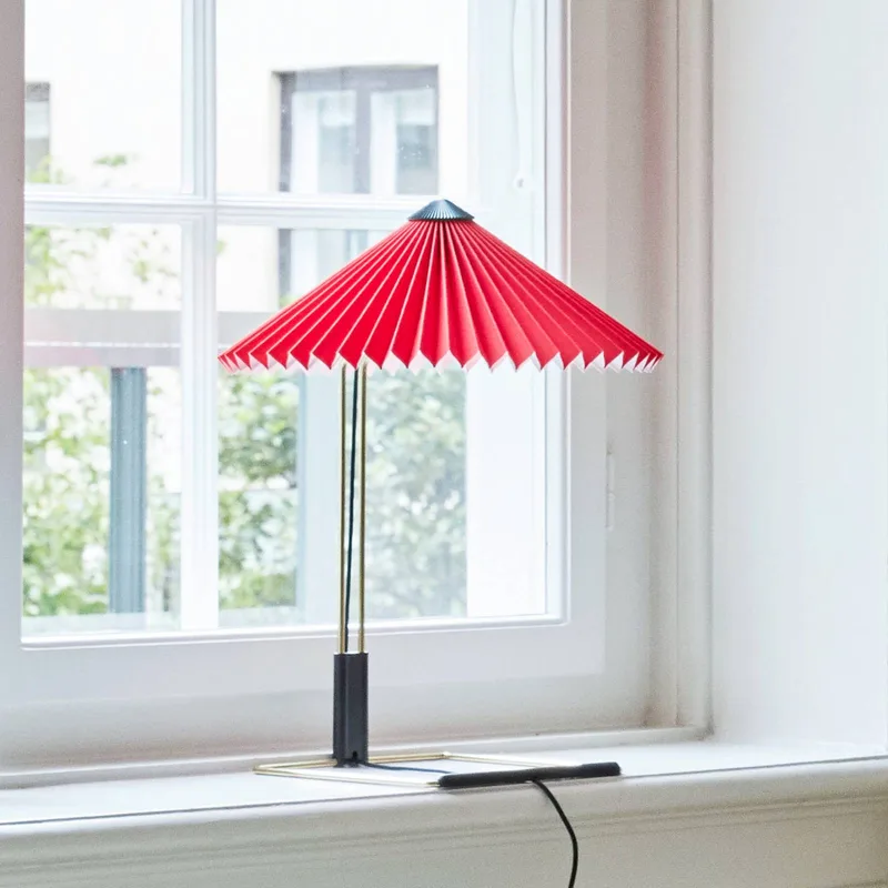 LED tafellamp Matin, lichtrood/messing, hoogte 38 cm de HAY en Lichtrood, Laiton – photo du produit