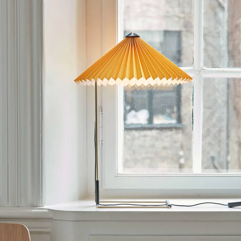 Matin 380 LED-Tischleuchte Plissee, gelb von HAY in Gelb, Messing – Produktfoto