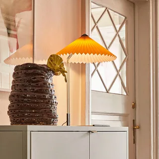 Matin 380 LED plisseret bordlampe, gul fra HAY i Gul, Messing – produktbillede 3 af 5