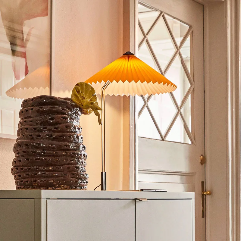 Matin 380 LED plisseret bordlampe, gul fra HAY i Gul, Messing – produktbillede 3 af 5