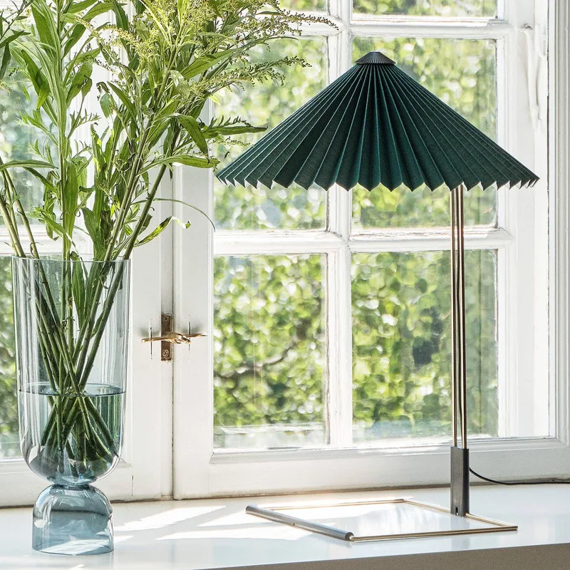 Matin 380 LED tafellamp met plooi, groen van HAY in Groen, Messing – productfoto