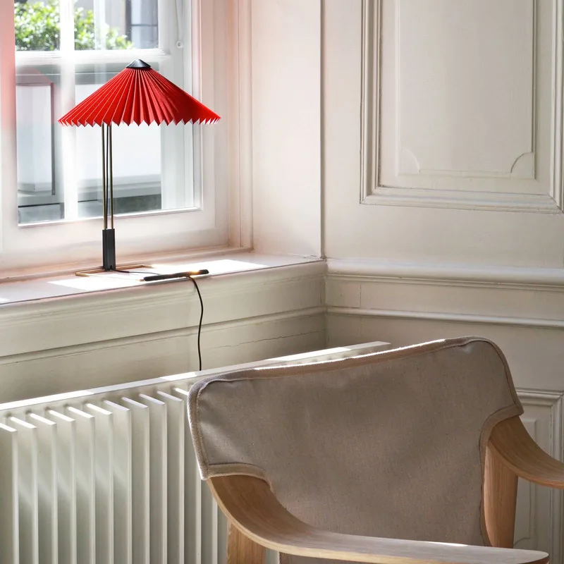 Matin 380 LED plisseret bordlampe, lys rød fra HAY i Lichtrood, Messing – produktbillede