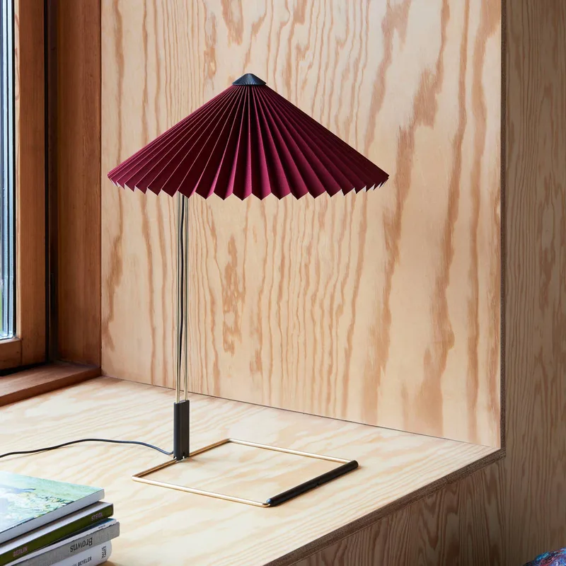 Matin 380 LED plisseret bordlampe, oxiderød fra HAY i Oxide rood, Messing – produktbillede