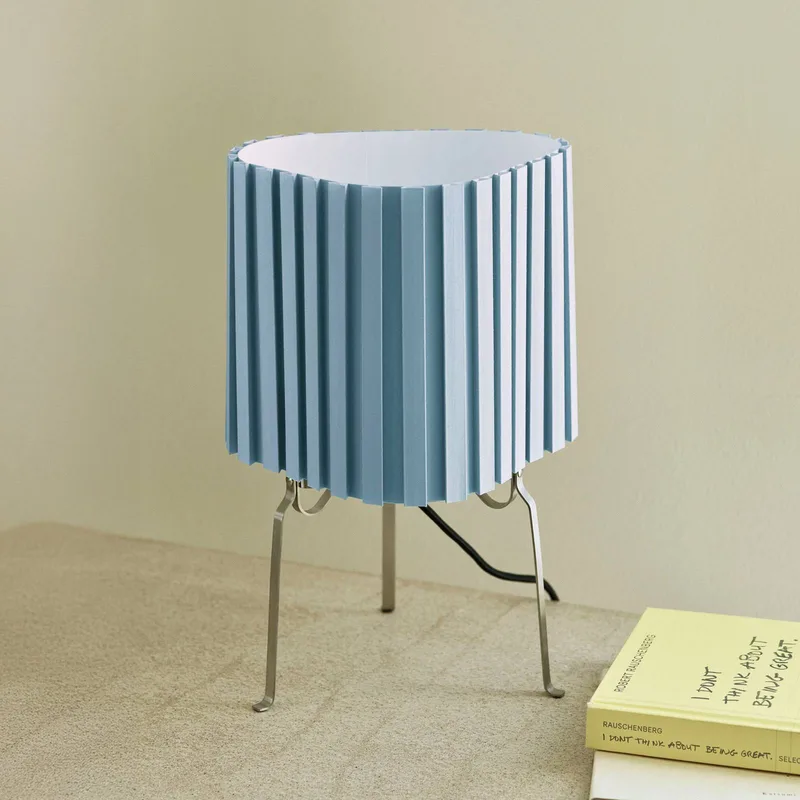 tafellamp Canelé, hoogte 37 cm, E14, textiel van HAY in Lichtblauw – productfoto