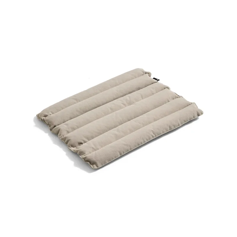 Traverse Quilted Armchair Armlehnkissen Beige sand von HAY – Produktfoto