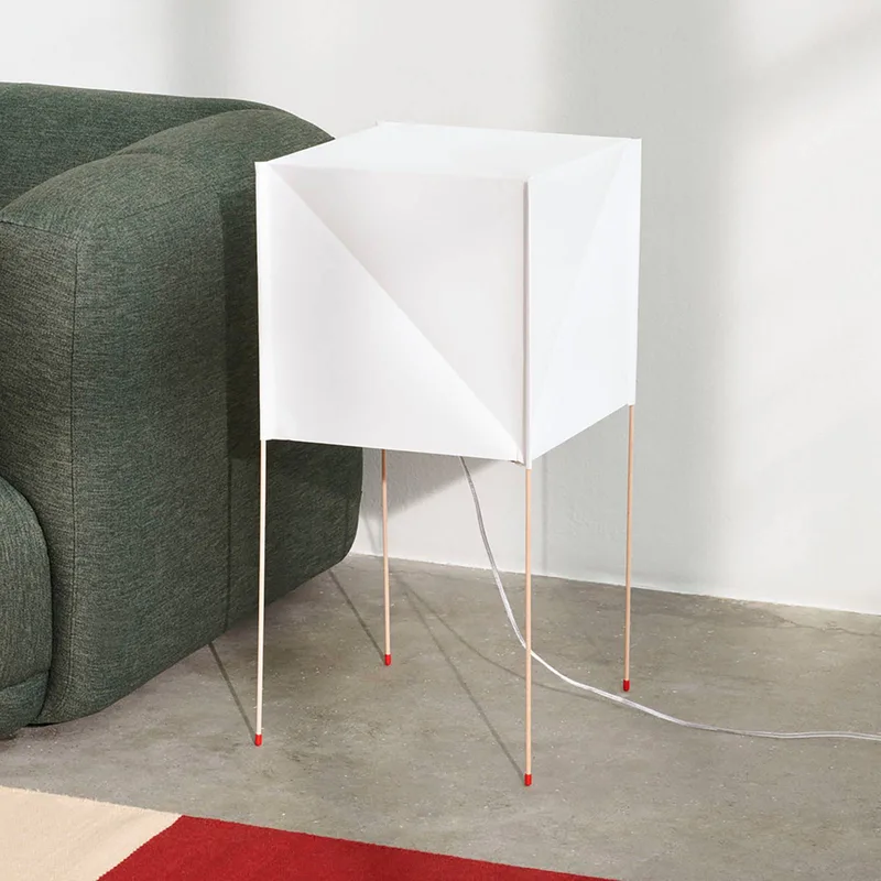 Paper Cube gulvlampe fra HAY i Hvid, Buche, Rød – produktbillede