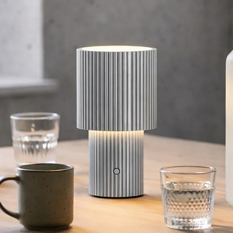 Iluma LED tafellamp, zilverkleurig, hoogte 22,1 cm van Herstal – productfoto