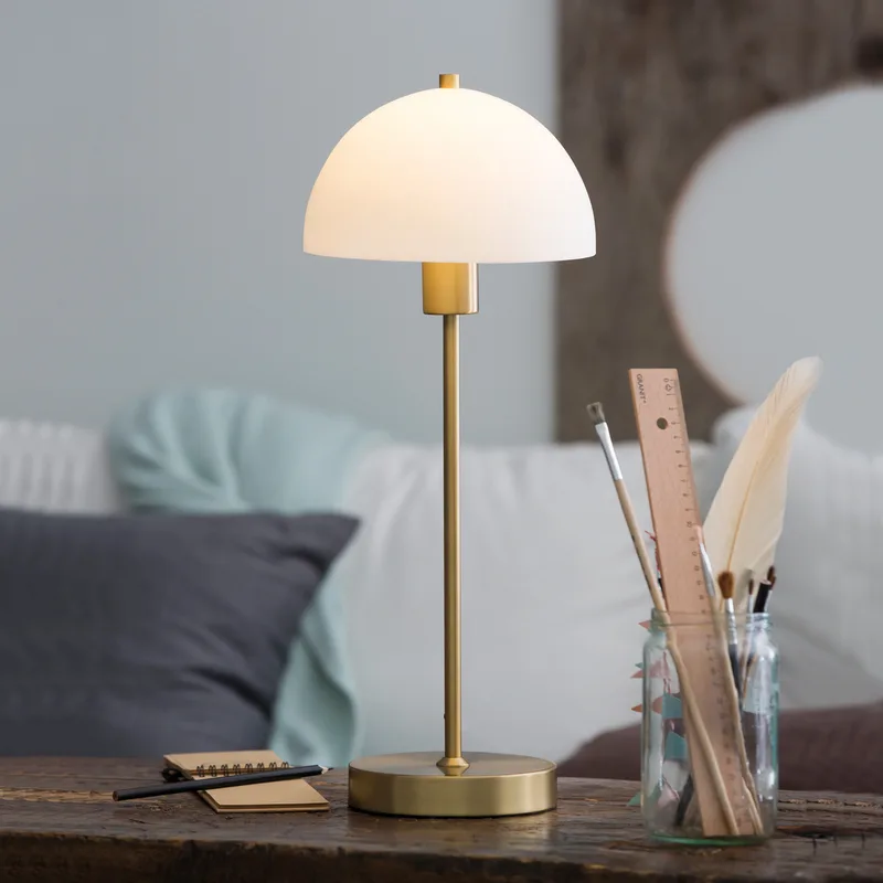 Vienda Tafellamp Brass/Opal van Herstal – productfoto