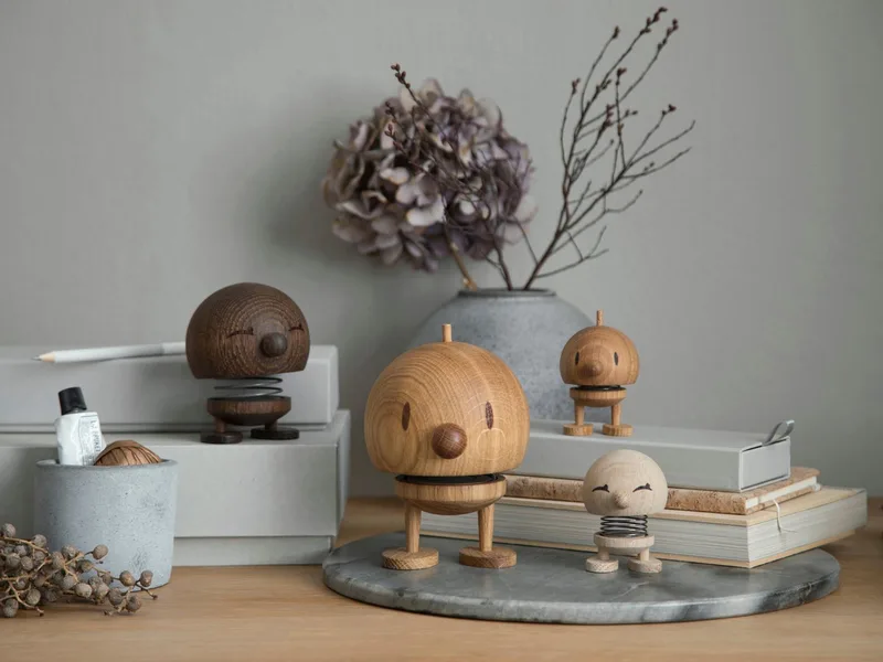 Bumble Beeldje - M - Eikenhout - Houten Beeldjes Decoratie voor Woonkamer, Kamer en Kantoor - Cadeau Idee voor Mannen, Vrouwen en Kinderen by Hoptimist in Oak – product photo 5 of 5