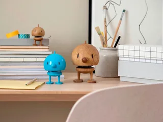Bumble Beeldje - M - Eikenhout - Houten Beeldjes Decoratie voor Woonkamer, Kamer en Kantoor - Cadeau Idee voor Mannen, Vrouwen en Kinderen by Hoptimist in Oak – product photo 2 of 5