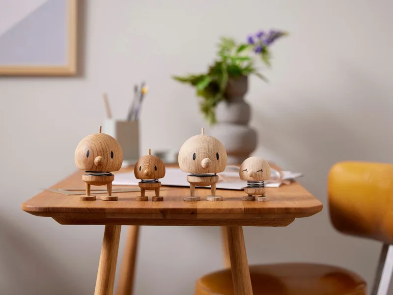 Bumble Beeldje - M - Eikenhout - Houten Beeldjes Decoratie voor Woonkamer, Kamer en Kantoor - Cadeau Idee voor Mannen, Vrouwen en Kinderen by Hoptimist in Oak – product photo 3 of 5