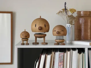 Bumble Beeldje - M - Eikenhout - Houten Beeldjes Decoratie voor Woonkamer, Kamer en Kantoor - Cadeau Idee voor Mannen, Vrouwen en Kinderen by Hoptimist in Oak – product photo 4 of 5