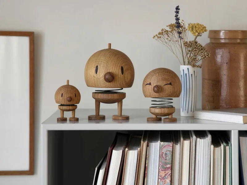 Bumble Beeldje - M - Eikenhout - Houten Beeldjes Decoratie voor Woonkamer, Kamer en Kantoor - Cadeau Idee voor Mannen, Vrouwen en Kinderen by Hoptimist in Oak – product photo 4 of 5