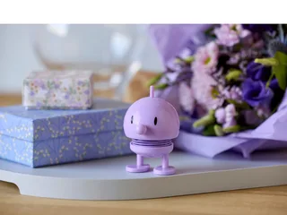 Bumble Beeldje - S - Lavendel - Beeldjes Decoratie voor Kantoor, Kamer en Woonkamer - Cadeau Idee voor Mannen, Vrouwen en Kinderen by Hoptimist in Lavender – product photo 4 of 5