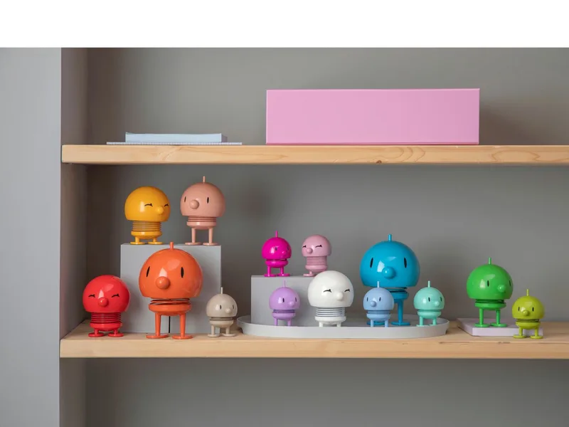 Bumble Beeldje - S - Roze - Beeldjes Decoratie voor Kantoor, Kamer en Woonkamer - Cadeau Idee voor Mannen, Vrouwen en Kinderen van Hoptimist in Roze – productfoto 4 van 5