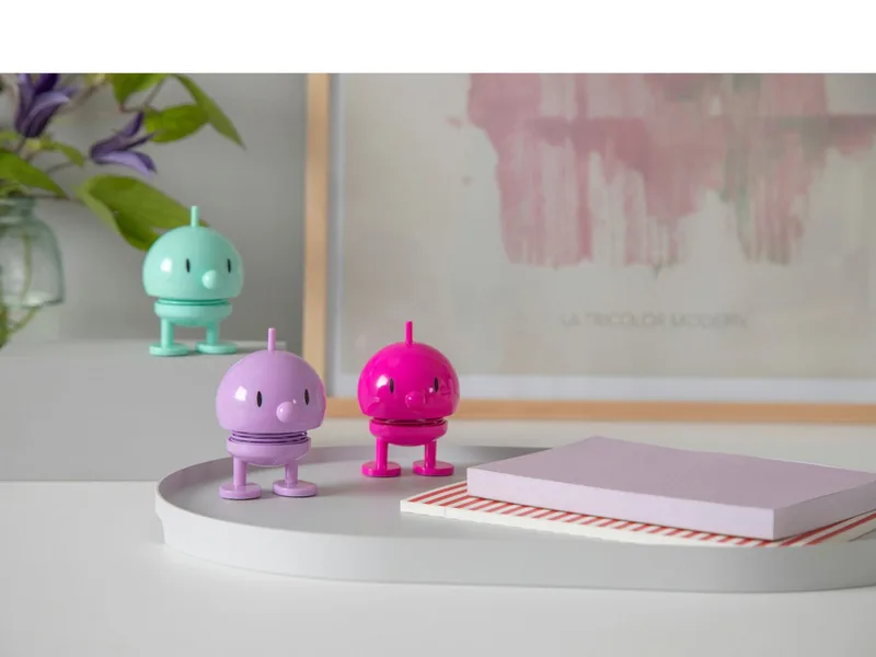 Bumble Beeldje - S - Roze - Beeldjes Decoratie voor Kantoor, Kamer en Woonkamer - Cadeau Idee voor Mannen, Vrouwen en Kinderen van Hoptimist in Roze – productfoto 3 van 5