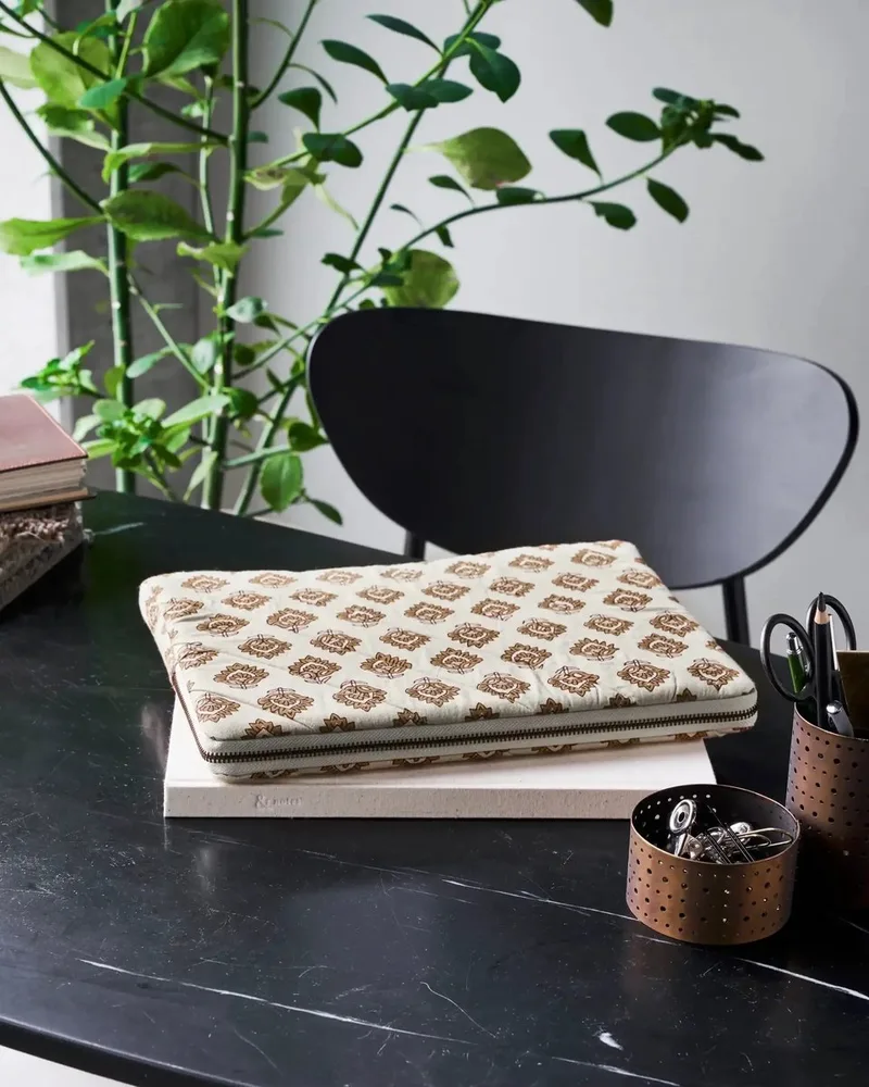 Laptop en tablet hoes Rest beige 14inch by House Doctor in [gid://shopify/Metaobject/297300001103,gid://shopify/Metaobject/307232571727] – product photo