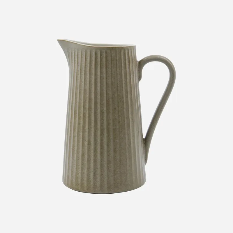 Pleat kruik grijsbruin 1,3L van House Doctor in [gid://shopify/Metaobject/301319979343,gid://shopify/Metaobject/297300001103] – productfoto
