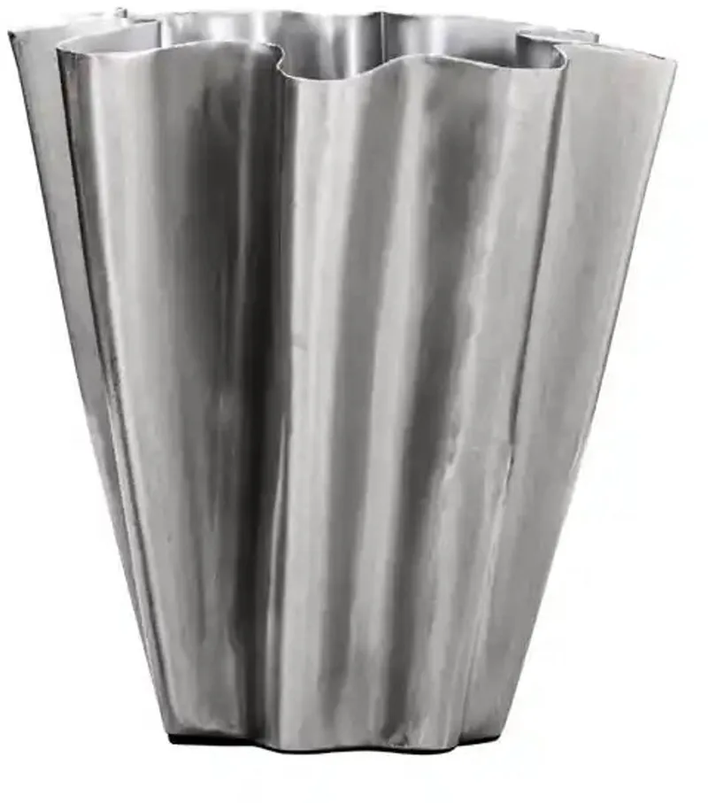 Vaas Flood Geborsteld zilver 13cm by House Doctor in [gid://shopify/Metaobject/307231981903] – product photo