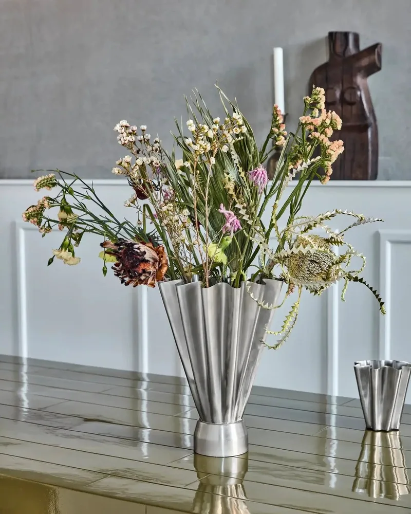 Vaas Flood Geborsteld zilver 33cm by House Doctor in [gid://shopify/Metaobject/307231981903] – product photo