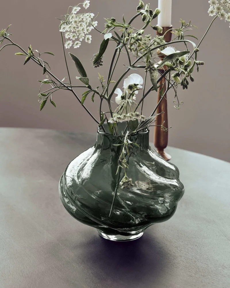 Vaas Turn gerookt grijs glas 20cm van House Doctor in [gid://shopify/Metaobject/313064948047] – productfoto