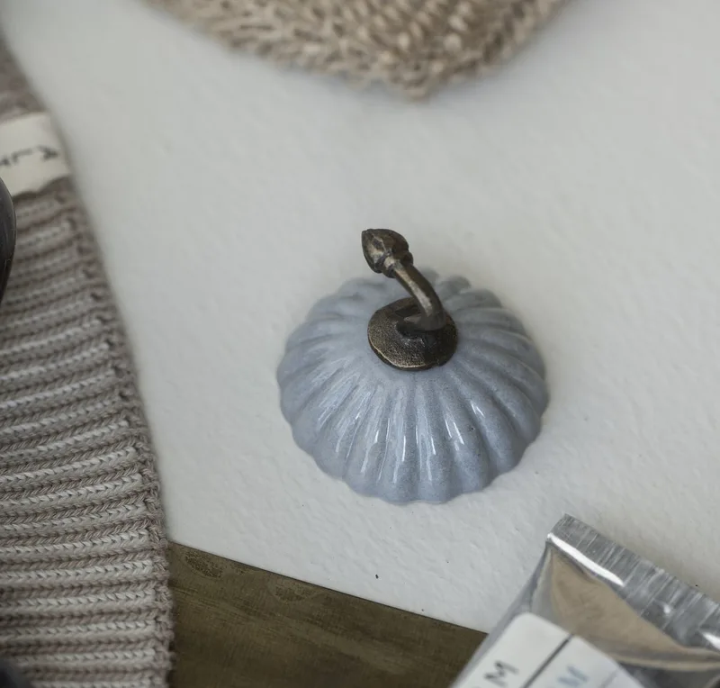 Handtuchhaken Wandhaken Kleiderhaken Handtuchhaken Keramik Messing Ib Laursen by Ib Laursen in Grey – product photo 2 of 3