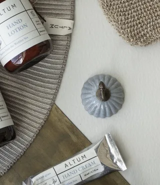 Handtuchhaken Wandhaken Kleiderhaken Handtuchhaken Keramik Messing Ib Laursen by Ib Laursen in Grey – product photo 3 of 3