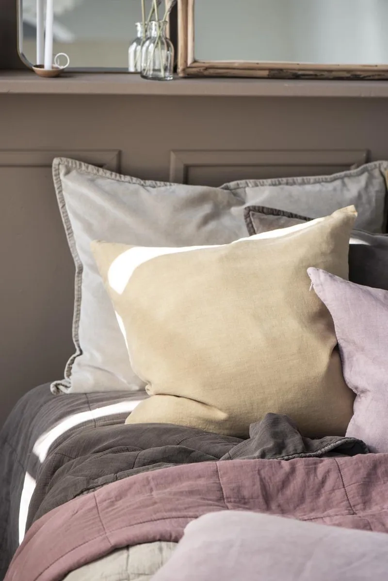 Sierkussen Oland 52 x 72 van Ib Laursen in Zand – productfoto