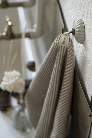 Wandhaken Wandhaken Kleiderhaken Handtuchhaken Keramik Creme Messing Ib Laursen by Ib Laursen – product photo 2 of 3