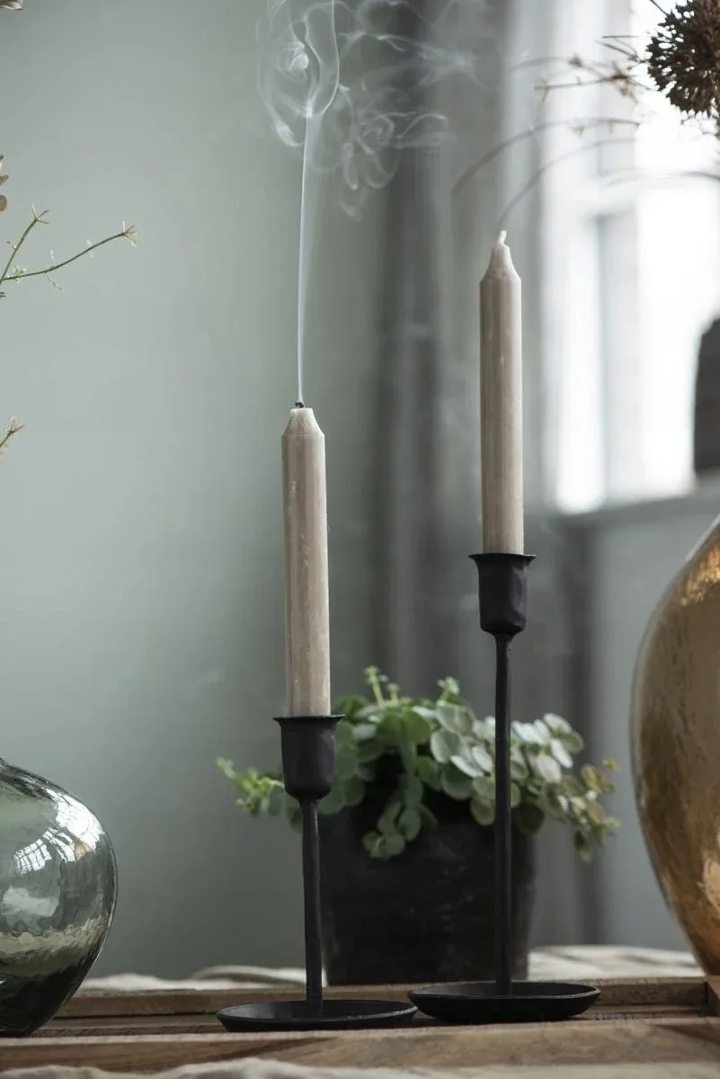 Zwarte Metalen Kandelaar Retro Handgemaakt voor Kaarsen van Ib Laursen – productfoto