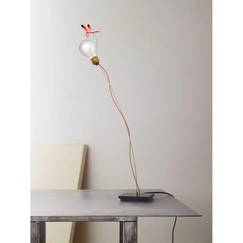 I Ricchi Poveri Bzzzz Taffellamp Red - Ingo Maurer - Woonkamer - Aluminium van Ingo Maurer – productfoto