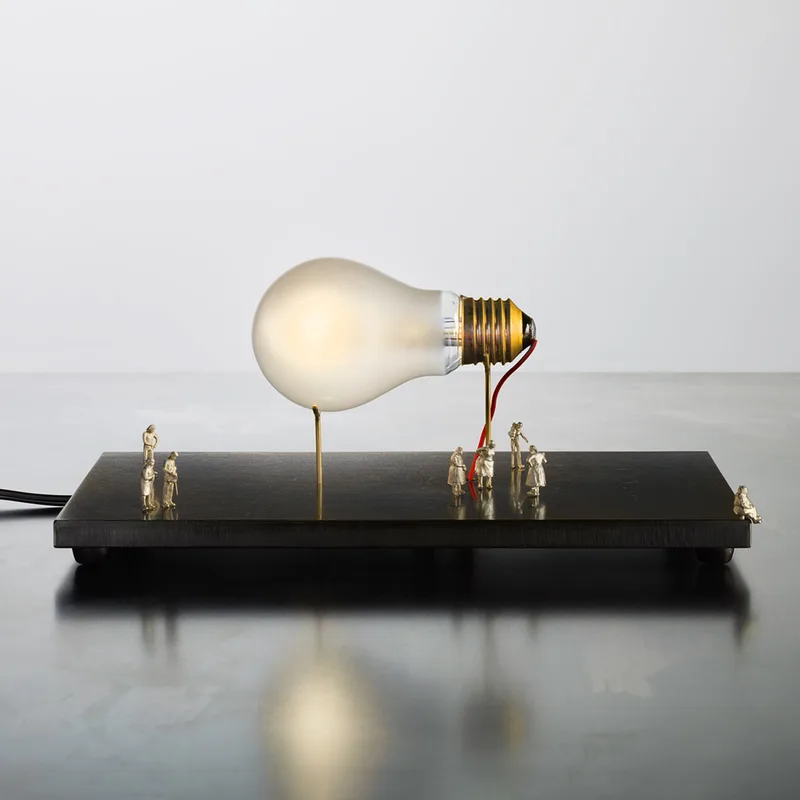 I Ricchi Poveri tafellamp, 10 cm, zwart - Ingo Maurer I Ricchi Poveri Monument - Woonkamer - Designer - Metaal - 1 lamp van Ingo Maurer – productfoto