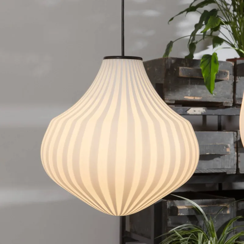 Circus hänglampa 32 cm, av vitt glas von Karman in Weiß, Zwart mat – Produktfoto
