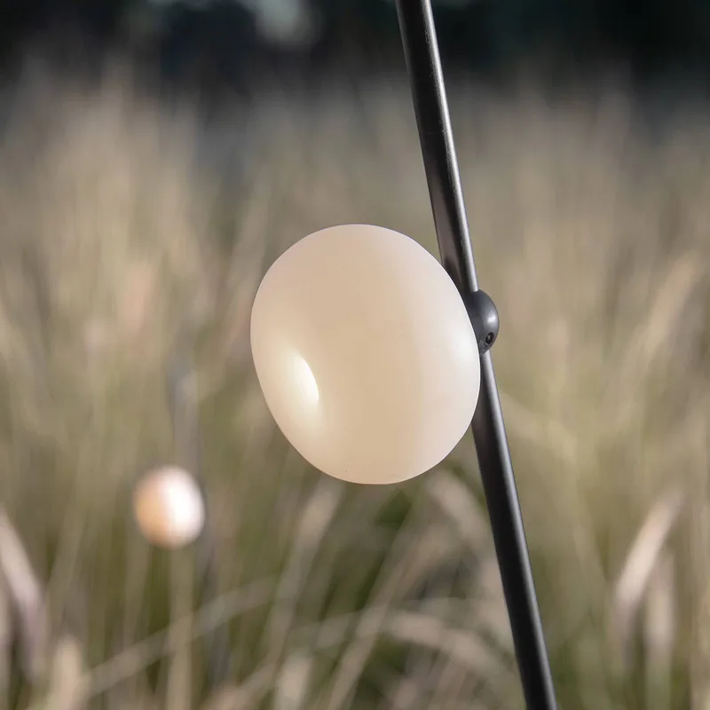 Pois spies-vloerlamp, IP65 3.000K 93cm van Karman in Zwart, Wit – productfoto