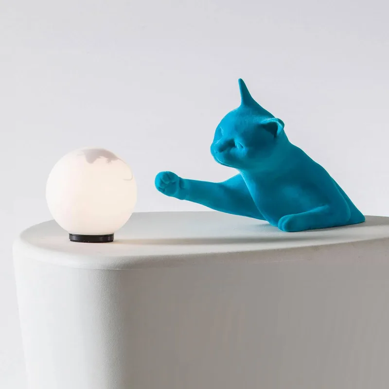tafellamp Maoo, keramiek lichtblauw, glazen kattenfiguurtje van Karman – productfoto